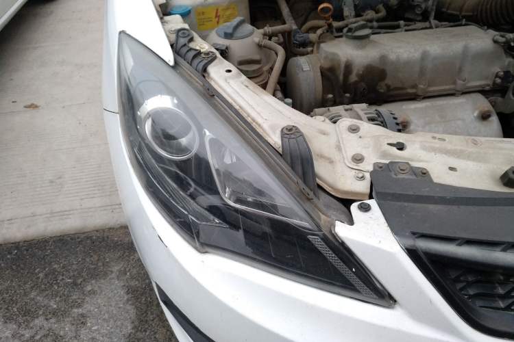 Used Chery Fengyun 2 2013 Hatchback 1.5L AMT Ruìyì Edition Right Front Headlight