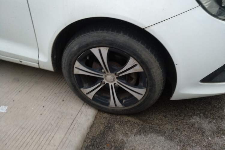 Used Chery Fengyun 2 2013 Hatchback 1.5L AMT Ruìyì Edition Right Front Wheel Hub