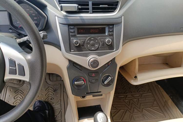 Used Chery Fengyun 2 2013 Hatchback 1.5L Manual Ruiyi Edition Audio And AC Panel
