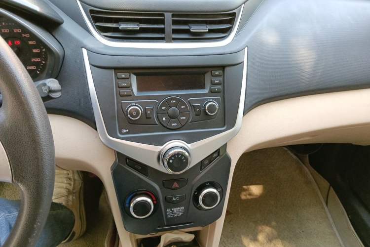 Used Chery Fengyun 2 2013 Hatchback 1.5L Manual Ruiyi Edition Audio And AC Panel