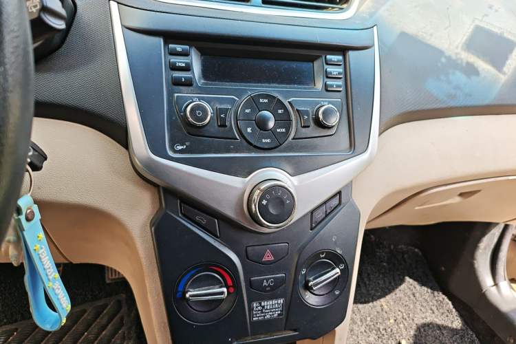 Used Chery Fengyun 2 2013 Hatchback 1.5L Manual Ruiyi Edition Audio And AC Panel