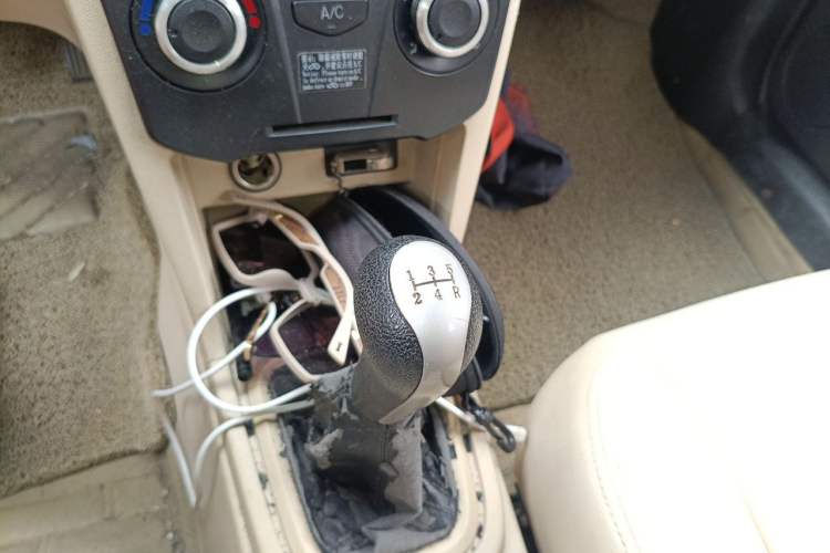 Used Chery Fengyun 2 2013 Hatchback 1.5L Manual Kuaiyi Edition Gear Lever