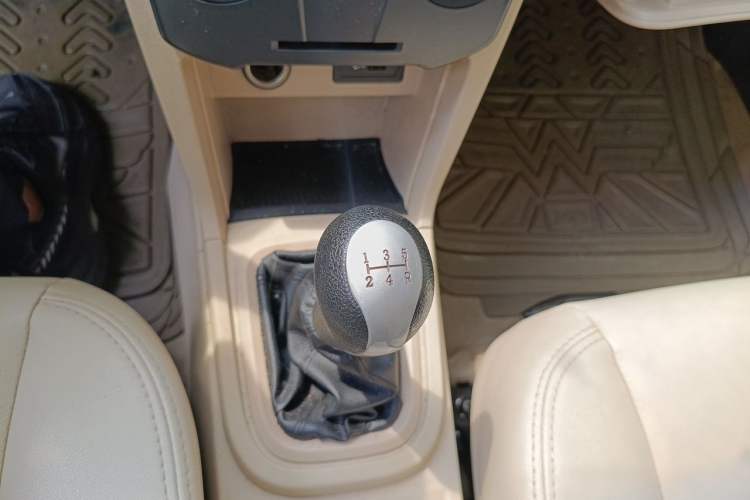Used Chery Fengyun 2 2013 Hatchback 1.5L Manual Ruiyi Edition Gear Lever
