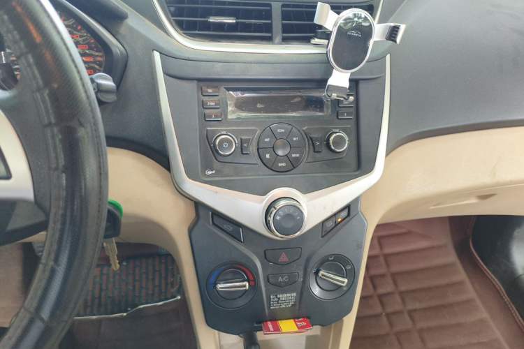 Used Chery Fengyun 2 2014 Hatchback 1.5L Manual New Youth Edition Audio And AC Panel