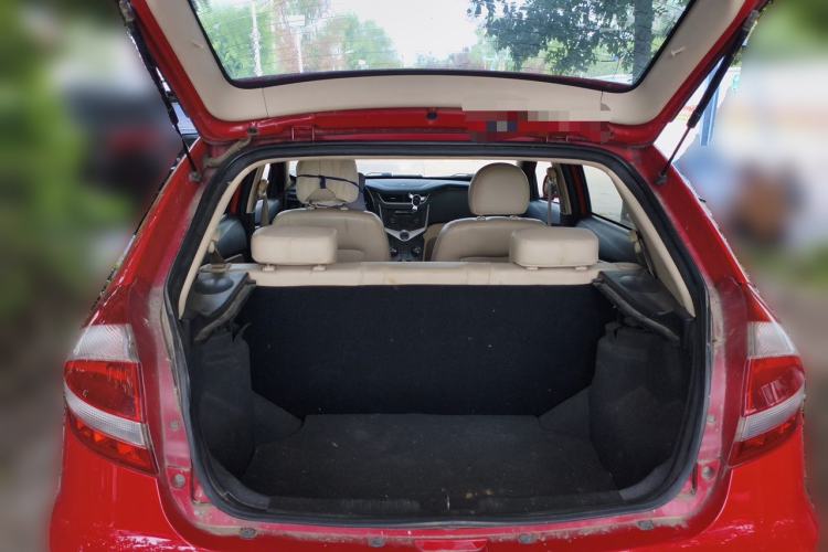 Used Chery Fengyun 2 2014 Hatchback 1.5L Manual New Youth Edition Trunk