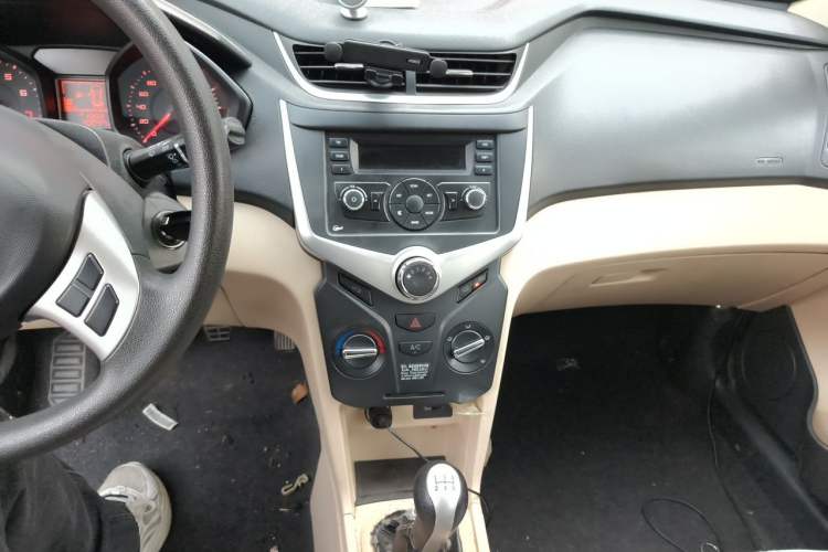 Used Chery Fengyun 2 2014 Hatchback 1.5L Manual New Youth Edition Audio And AC Panel