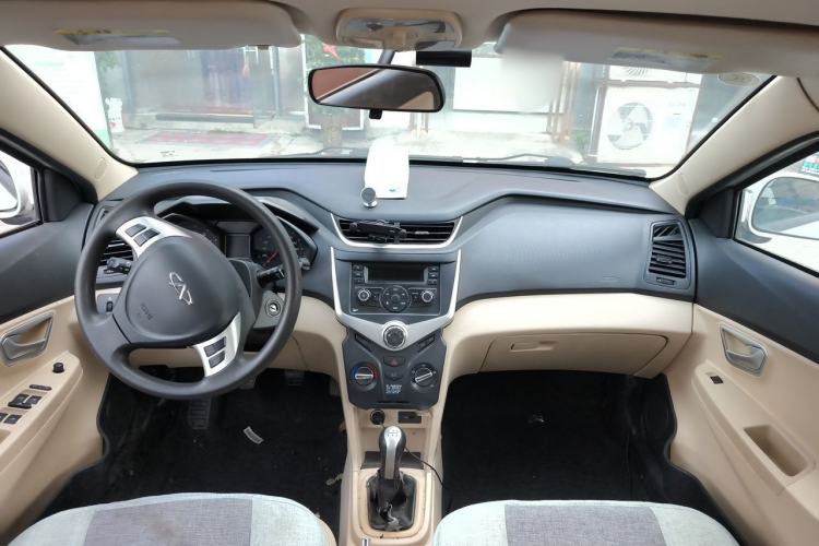 Used Chery Fengyun 2 2014 Hatchback 1.5L Manual New Youth Edition Center Console