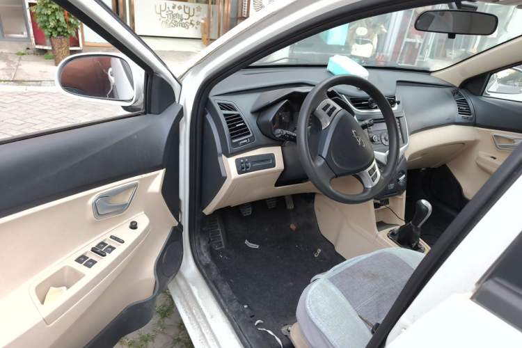 Used Chery Fengyun 2 2014 Hatchback 1.5L Manual New Youth Edition Driver Seat