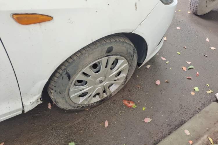 Used Chery Fengyun 2 2014 Hatchback 1.5L Manual New Youth Edition Right Front Wheel Hub