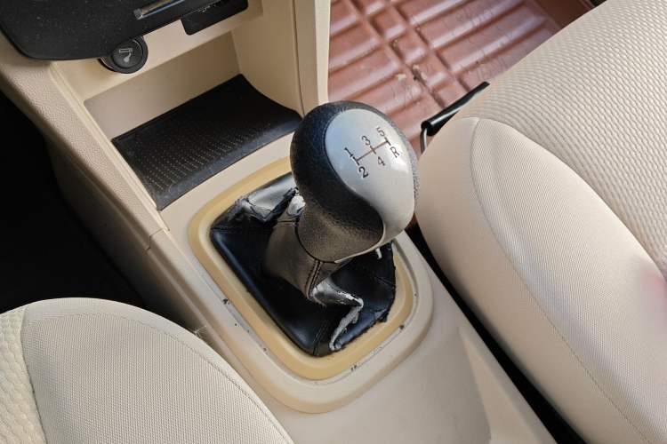 Used Chery Fengyun 2 2015 1.5L Manual New Edition Gear Lever
