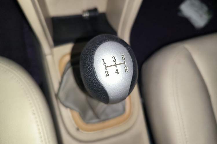 Used Chery Fengyun 2 2015 1.5L Manual New Edition Gear Lever