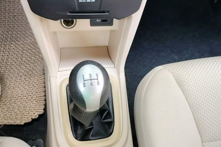 Used Chery Fengyun 2 2015 1.5L Manual New Edition Gear Lever