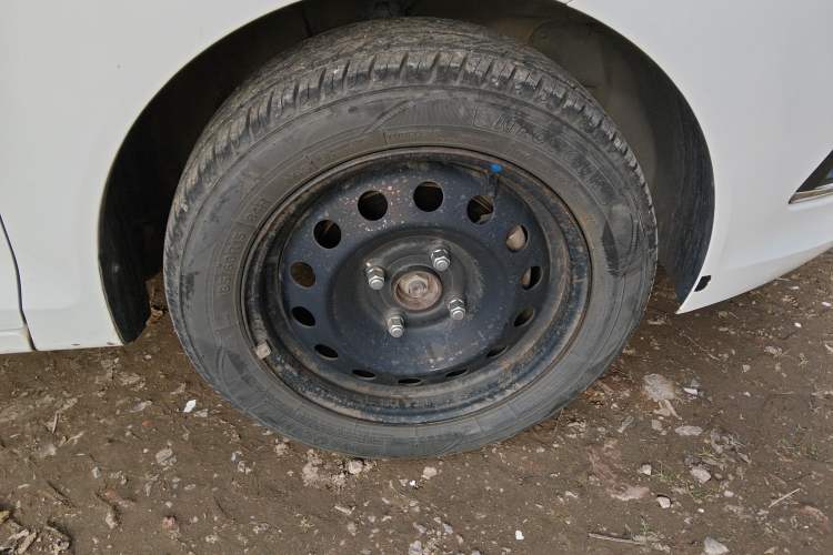 Used Chery Fengyun 2 2015 1.5L Manual New Edition Right Front Wheel Hub