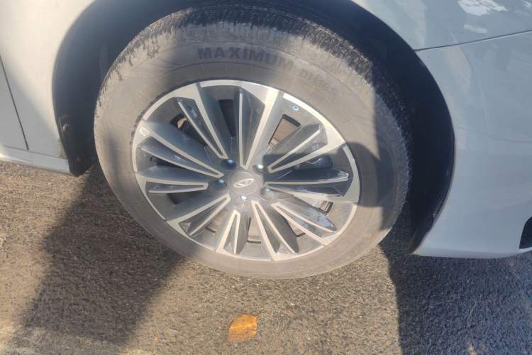 Used Chery Fengyun A8 2025 Model 70km Basic Version Right Front Wheel Hub