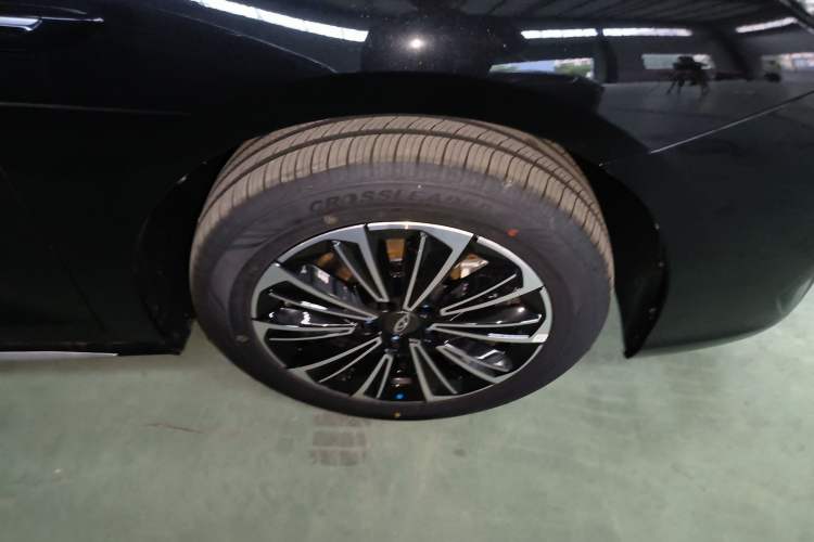 Used Chery Fengyun A8L 2025 1.5 TGDI 145 km Comfort Version Right Front Wheel Hub
