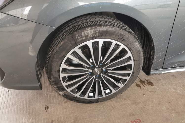 Used Chery Fengyun A8L 2025 1.5 TGDI 145 km Luxury Version Left Front Wheel Hub
