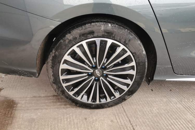 Used Chery Fengyun A8L 2025 1.5 TGDI 145 km Luxury Version Right Rear Wheel Hub