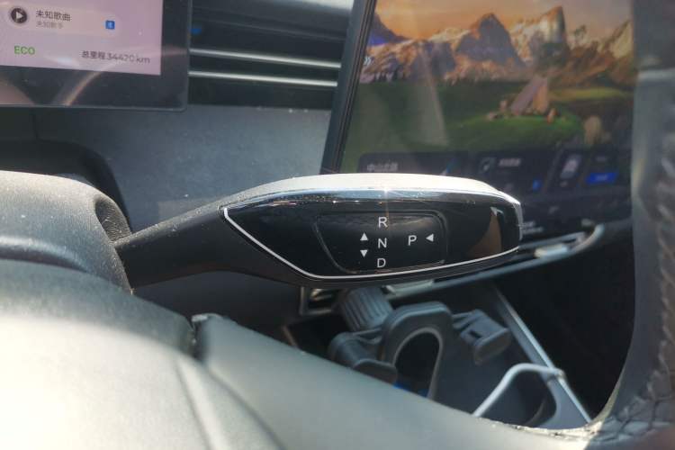 Used Chery Fengyun A8L 2025 1.5 TGDI 145 km Luxury Version Gear Lever