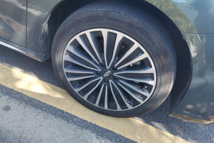 Used Chery Fengyun A8L 2025 1.5 TGDI 145 km Luxury Version Right Front Wheel Hub