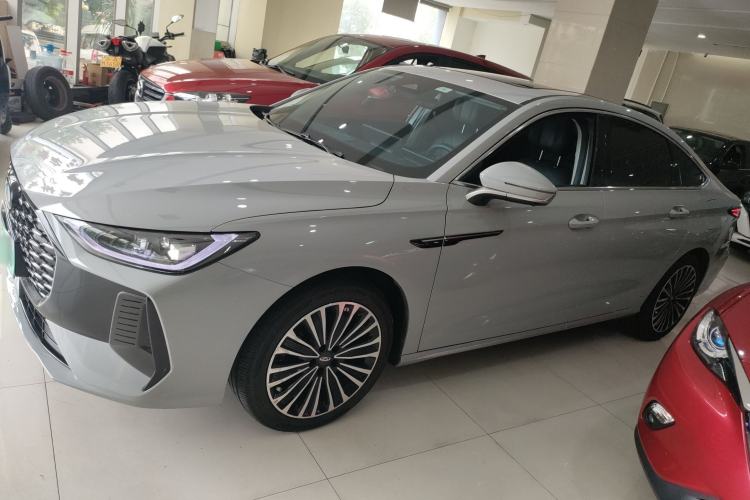 Used Chery Fengyun A8L 2025 1.5 TGDI 145 km Luxury Version Exterior 3