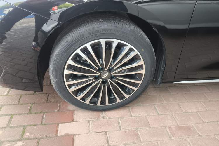 Used Chery Fengyun A8L 2025 1.5 TGDI 145 km Luxury Version Left Front Wheel Hub