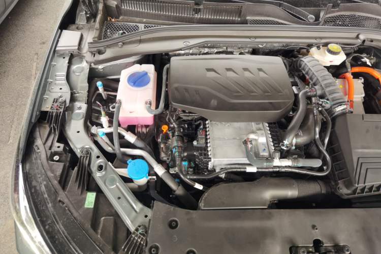 Used Chery Fengyun A8L 2025 1.5 TGDI 145 km Luxury Version Engine Bay Right