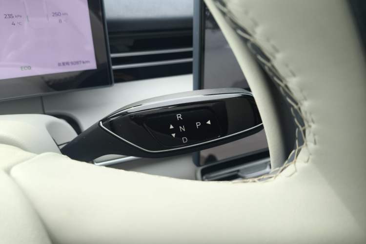 Used Chery Fengyun A8L 2025 1.5 TGDI 145 km Luxury Version Gear Lever
