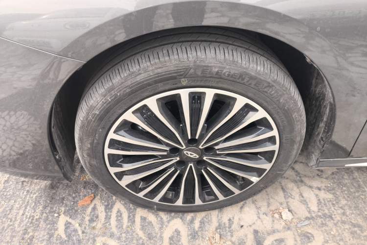 Used Chery Fengyun A8L 2025 1.5 TGDI 145 km Luxury Version Left Front Wheel Hub