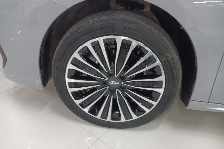 Used Chery Fengyun A8L 2025 1.5 TGDI 145 km Luxury Version Left Front Wheel Hub