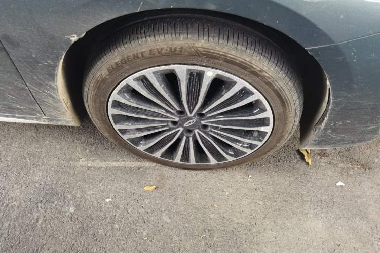 Used Chery Fengyun A8L 2025 1.5 TGDI 145 km Luxury Version Right Front Wheel Hub