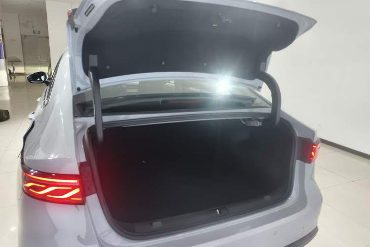 Used Chery Fengyun A8L 2025 1.5 TGDI 145 km Luxury Version Trunk