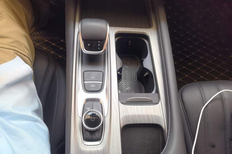 Used Chery Fengyun A8 2024 127 Long-Distance Edition Standard Version Gear Lever