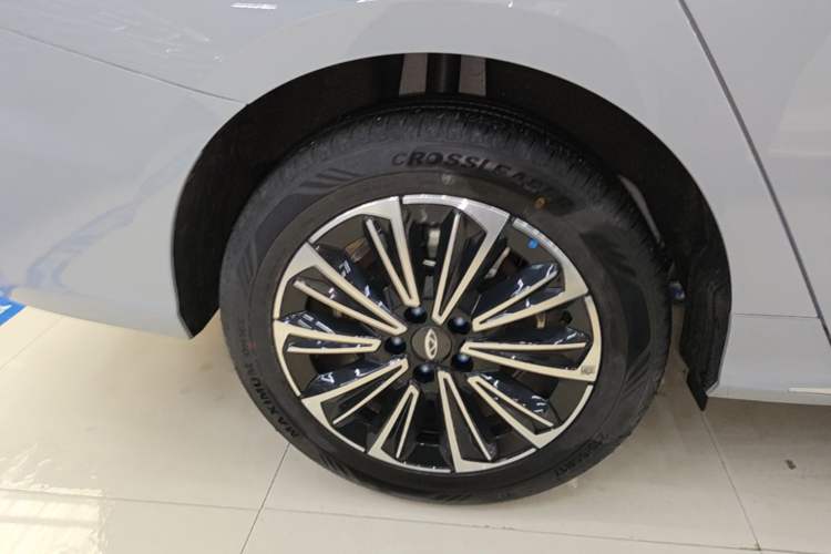 Used Chery Fengyun A8 2025 Model 70km Standard Version Exterior 5