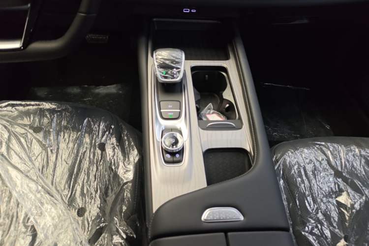 Used Chery Fengyun A8 2025 Model 70km Standard Version Gear Lever