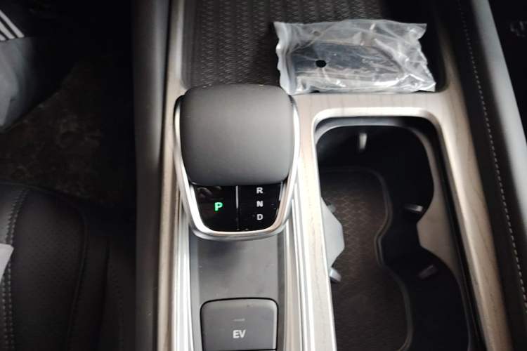 Used Chery Fengyun A8 2025 Model 70km Standard Version Gear Lever