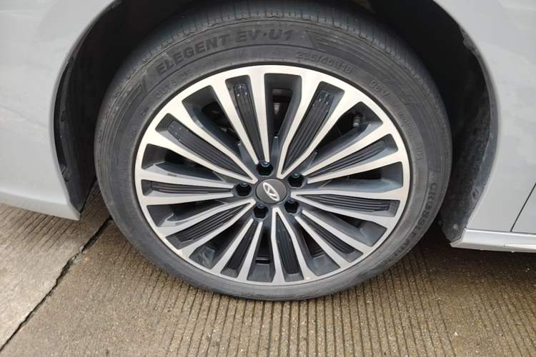 Used Chery Fengyun A8 2025 145 Luxury Edition Left Front Wheel Hub