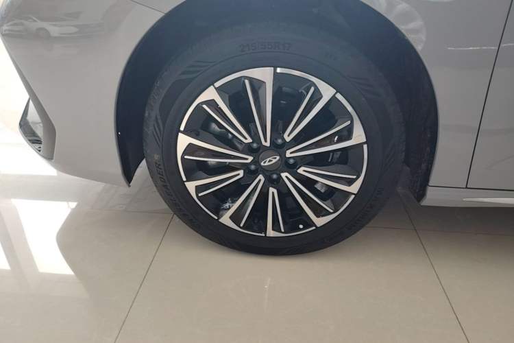 Used Chery Fengyun A8 2025 Model 70km Standard Version Left Front Wheel Hub