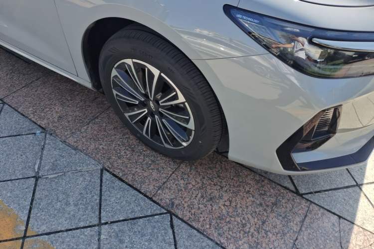 Used Chery Fengyun A8 2025 Model 70km Standard Version Right Front Wheel Hub