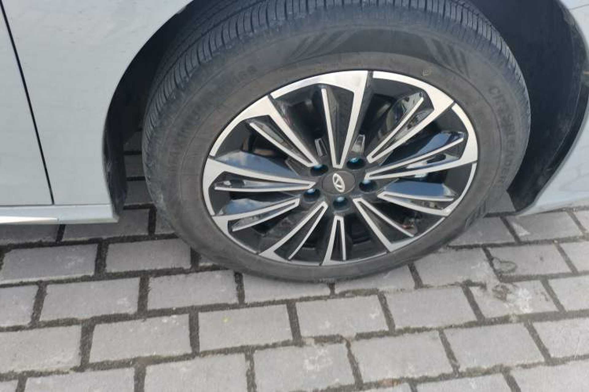 Used Chery Fengyun A8 2025 Model 70km Basic Version Right Front Wheel Hub