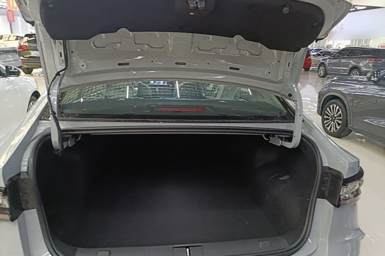 Used Chery Fengyun A8 2025 Model 70km Standard Version Trunk