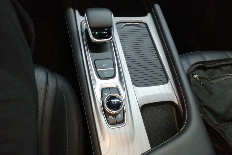 Used Chery Fengyun A8 2025 Model 70km Basic Version Gear Lever