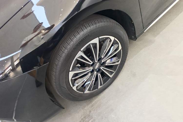 Used Chery Fengyun A8L 2025 1.5 TGDI 145 km Standard Version Left Front Wheel Hub