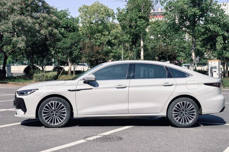 Used Chery Fengyun A8L 2025 1.5 TGDI 145 km Luxury Version Exterior 3