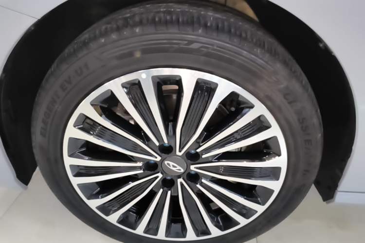 Used Chery Fengyun A8L 2025 1.5 TGDI 145 km Luxury Version Exterior 4