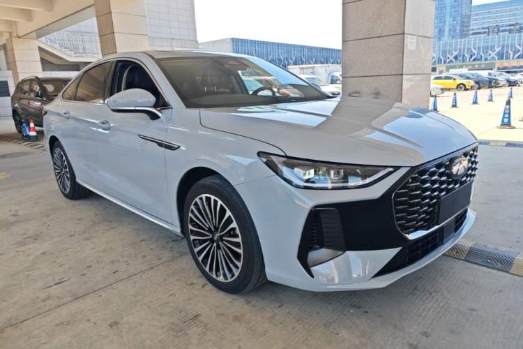 Used Chery Fengyun A8L 2025 1.5 TGDI 145 km Luxury Version Front Right 45 Deg