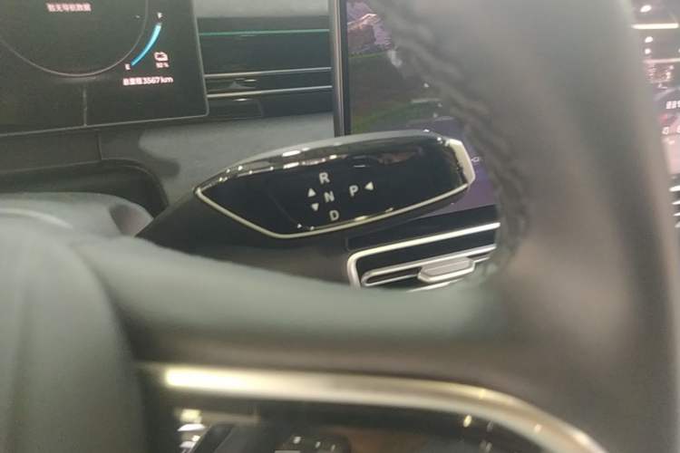 Used Chery Fengyun A8L 2025 1.5 TGDI 145 km Luxury Version Gear Lever