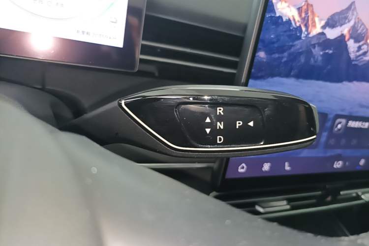 Used Chery Fengyun A8L 2025 1.5 TGDI 145 km Luxury Version Gear Lever