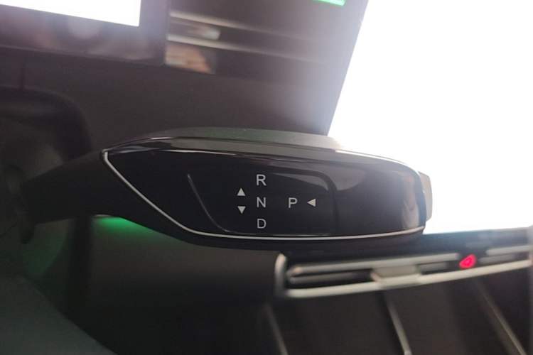 Used Chery Fengyun A8L 2025 1.5 TGDI 145 km Luxury Version Gear Lever
