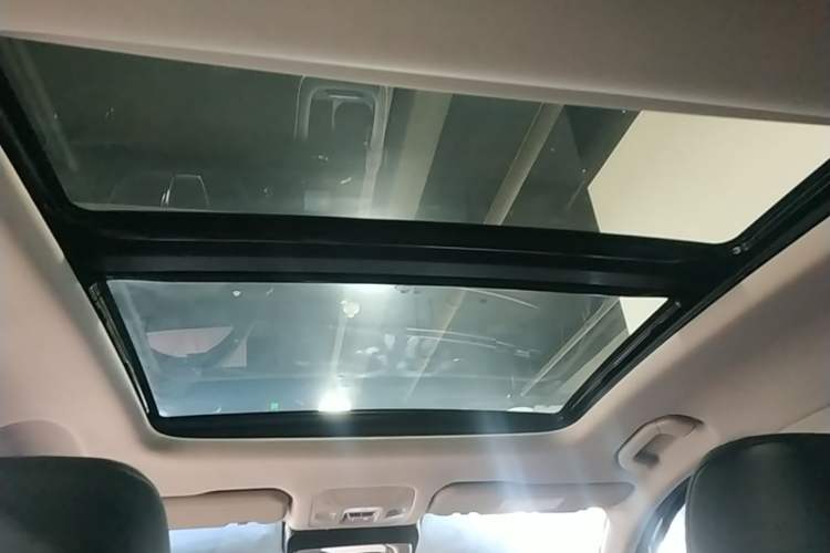 Used Chery Fengyun A8L 2025 1.5 TGDI 145 km Luxury Version Headliner