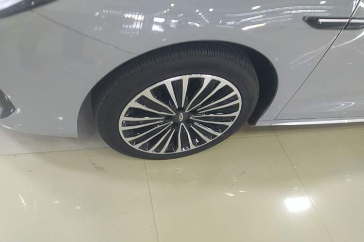 Used Chery Fengyun A8L 2025 1.5 TGDI 145 km Luxury Version Left Front Wheel Hub